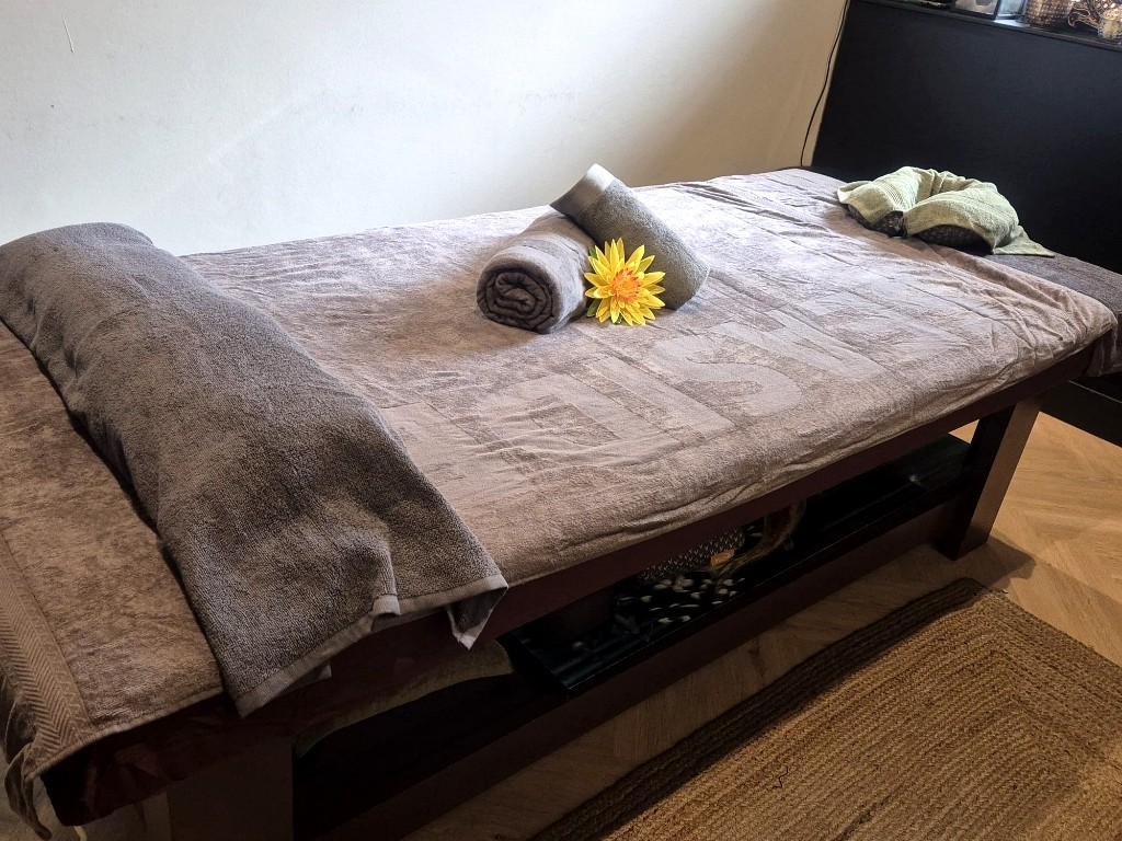 Sfeervolle Behandeltafel Sirirat Thaise Massage